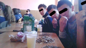 Ce mai fac elevii la scoala? Il imita pe Nelson Mondialu, beau whiskey si sparg seminte!