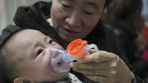 Imagini INCREDIBILE in China: oamenii stau la coada pentru a respira aer curat, ambalat in pungi de plastic!