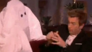 VIDEO FUNNY Ewan McGregor, speriat de o fantoma in timpul unei emisiuni televizate!