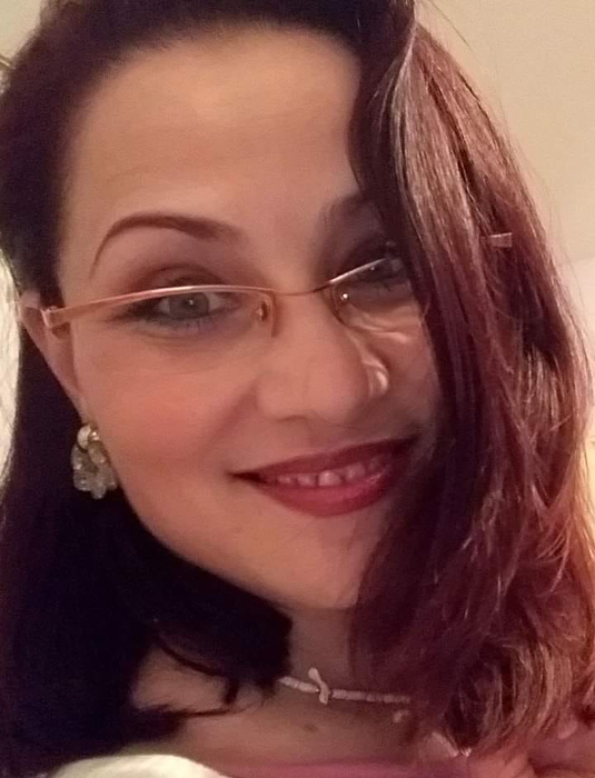 Nicoleta Voicu a împărțit ultimii bani din casă, 50 de lei, cu cățelul ei luat de pe stradă