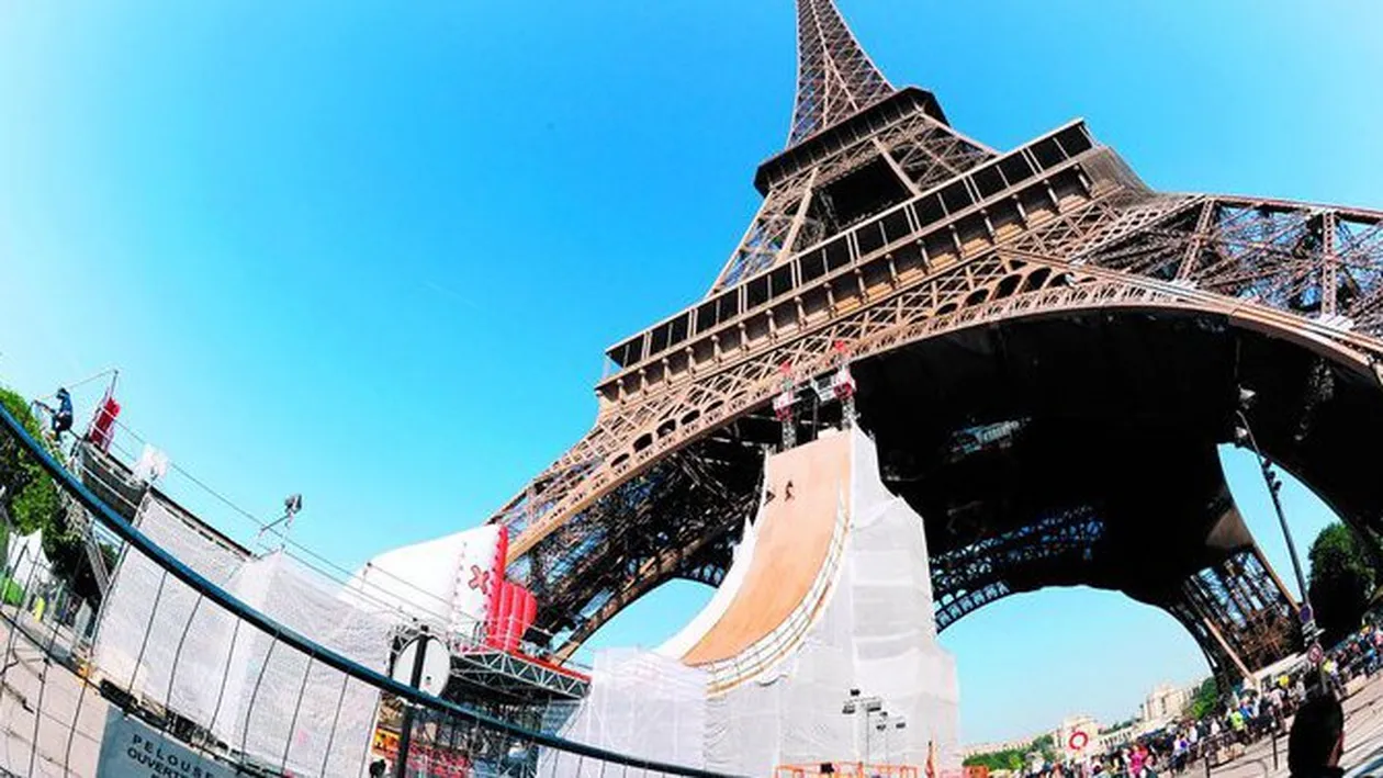S-a dat cu rolele de pe Turnul Eiffel