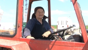 De necrezut! Câți lei primește salariu, în România, o femeie care lucrează ca tractoristă, acum, în 2022