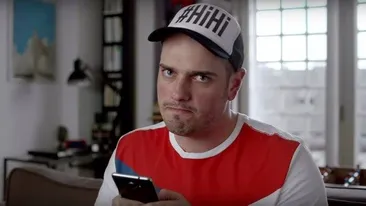 Imagini explozive: BRomania, filmat în timp ce se săruta cu un bărbat pe gură