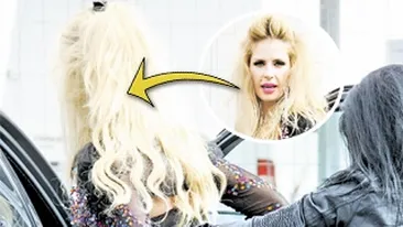 Andreea Banica s-a schimbat in masina cu ajutorul unei dansatoare. Show sexy in parcare inainte de concert