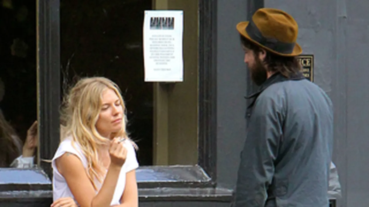Sienna Miller si amorezul ei au baut si au barfit in strada