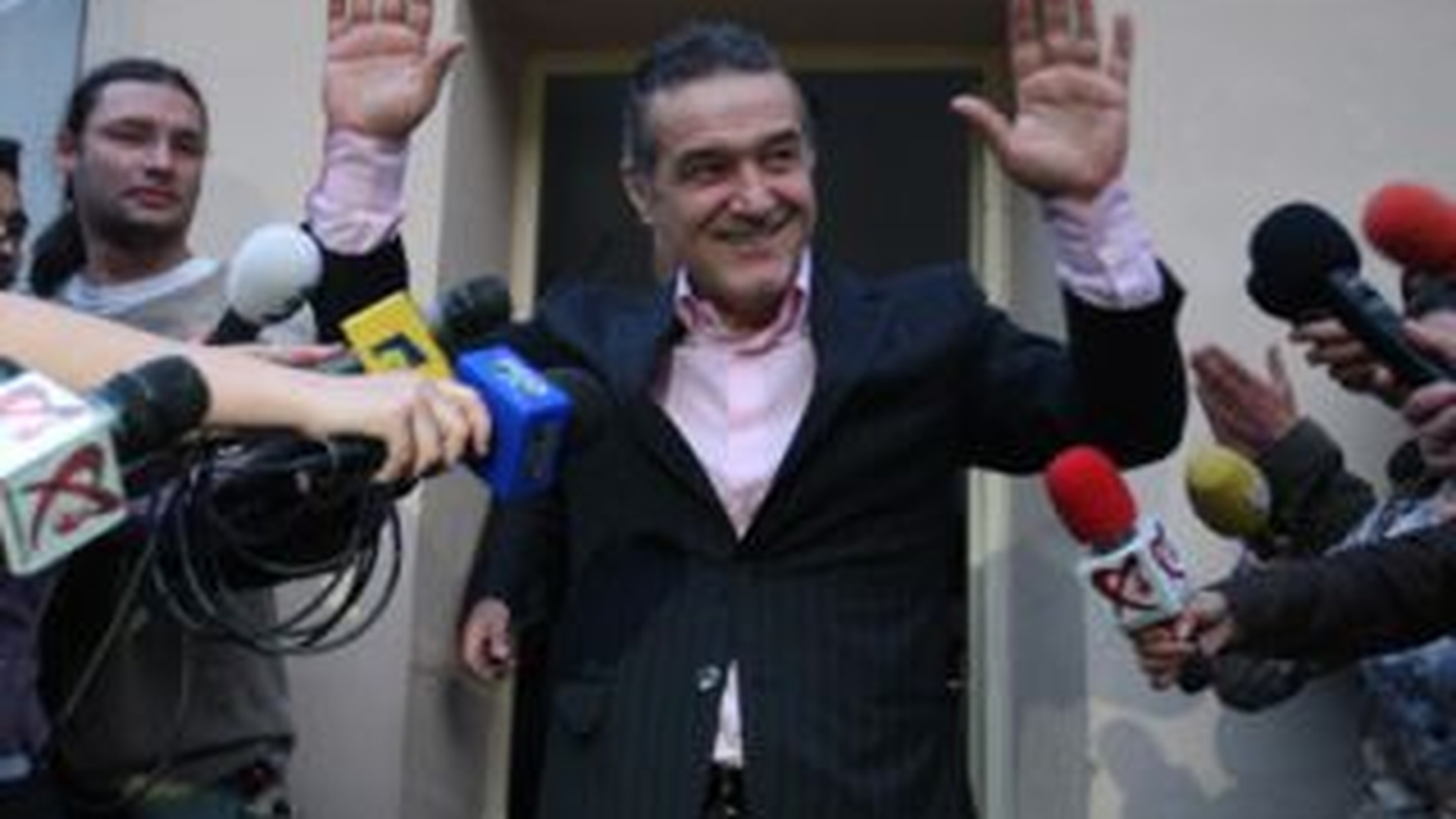 Gigi Becali isi ajuta cu bani fostii colegi de celula: "Nu ma intereseaza pentru ce infractiuni au fost inchisi"