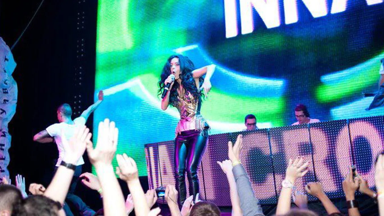 VIDEO A inceput Inna sa o copieze pe Lady GaGa? Vezi aici ce tinuta sexy a avut artista pe scena din Moscova!