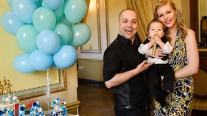 Dan Badea și soția lui, petrecere cu ștaif de ziua fiului lor! Ce a ales Aris de pe tavă și cum arată rochia sexy purtată de Mădălina Badea