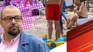 L-am filmat la plajă pe celebrul ”Piedone”!  Cum arată la bustul gol după ce a slăbit teribil