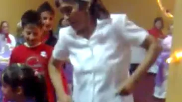 VIDEO de dat pe Facebook! Babuta asta face senzatie la o nunta pe dansul pinguinului - E beata moarta, dar se misca intr-un mare fel!