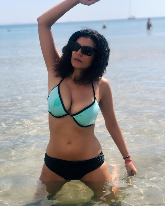 Divorțul a schimbat-o enorm! Cum a ieșit Ioana Ginghină îmbrăcată astăzi, la cumpărături. Fustița scurtă de o palmă i-a lăsat mască pe toți