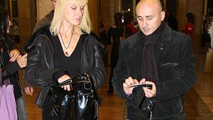 Scena demne de cascadorii rasului cu Marcel Pavel, la mall. El s-a descaltat, sotia si-a pus mana la nas