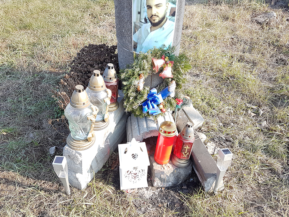 Altar improvizat la locul în care Dani Vicol și-a găsit sfârșitul