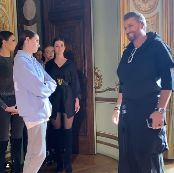 Anamaria Prodan, în lacrimi la Săptămâna Modei din Paris! Fata sa cea mare a defilat pentru Cătălin Botezatu. Cum a apărut sexy impresara pe catwalk alături de Rebecca Dumitrescu