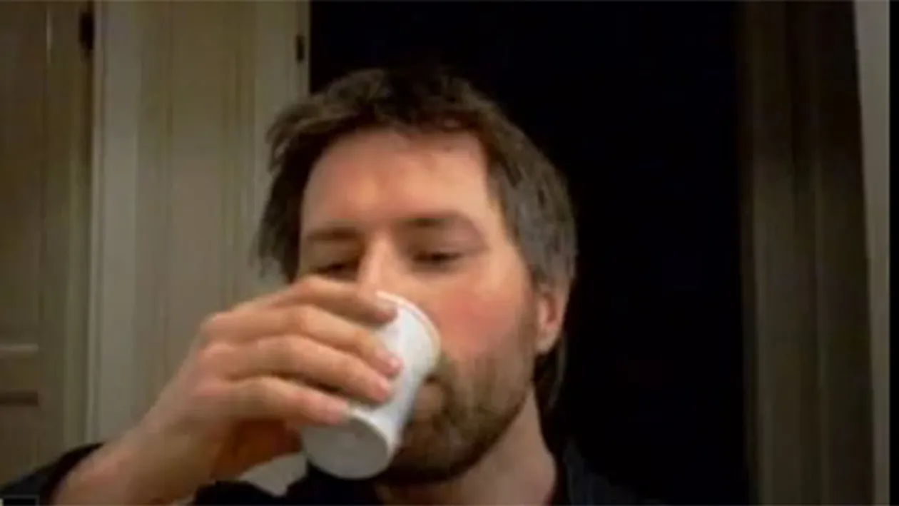 VIDEO Ce se intampla daca bei o Cola veche de 22 de ani! El a incercat si a filmat totul!