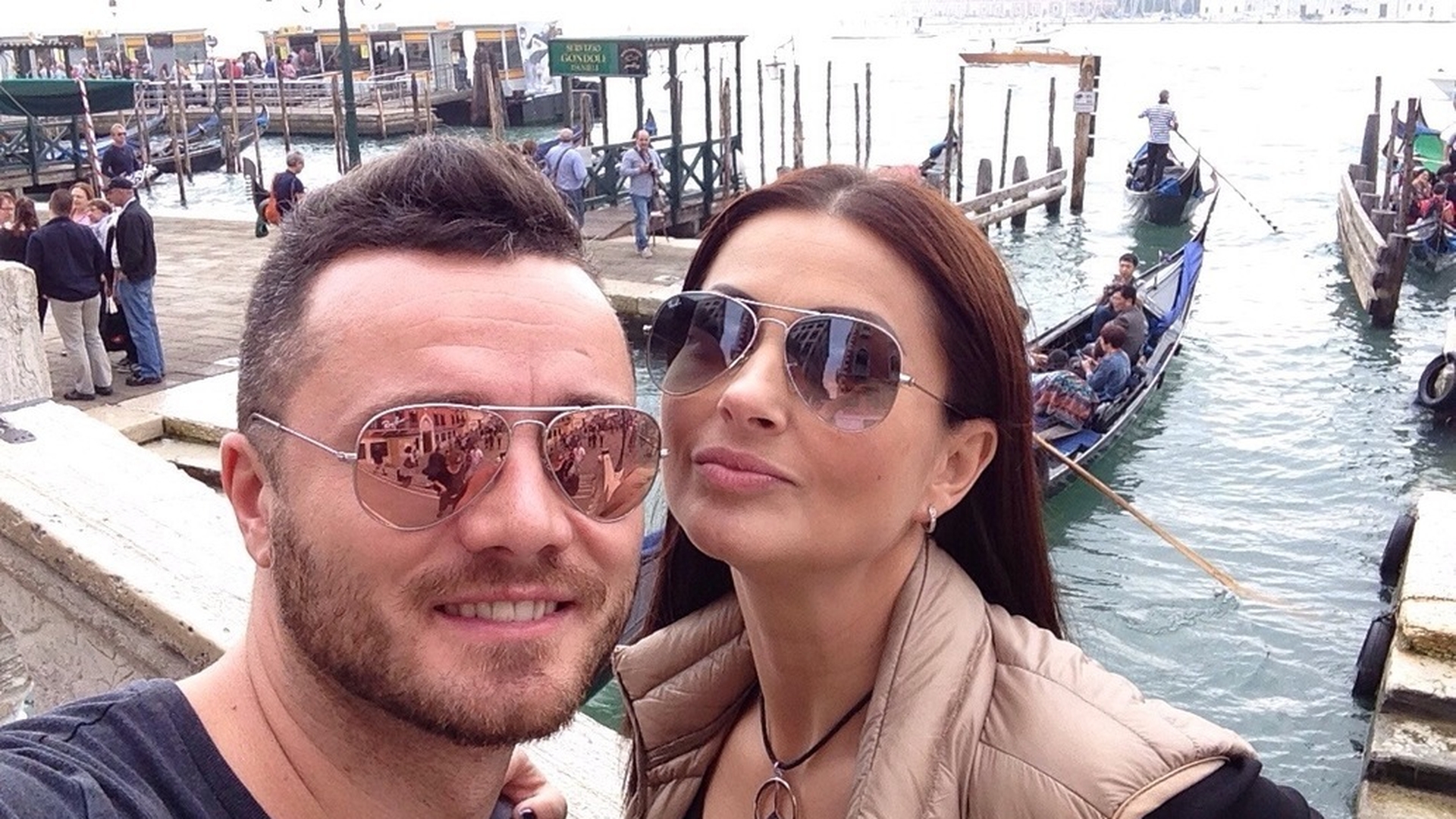 GABRIELA CRISTEA şi TAVI CLONDA au mers la slujba de Înviere şi au făcut o poză! Ce se observă în imagine