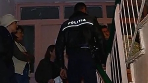 Polițiștii din Satu Mare au fost chemați pentru că răsuna muzică dintr-o garsonieră. Ce-au găsit în bucătărie nu vor uita toată viața! FOTO