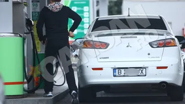 Un burlac foarte atent cu masina sa! Stii cine-i domnul din imagine?