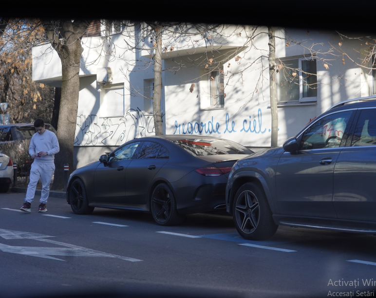 Selly și-a luat cafeluța și va pleca în scurt timp cu mașina care-i parcată lângă trotuar