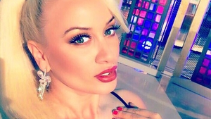 SIMONA TRAŞCĂ şi-a etalat noul posterior tunat la solar! Imaginea a incendiat internetul