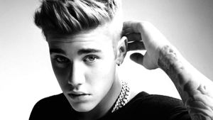 Justin Bieber a lovit cu maşina un paparazzi! Bărbatul a căzut la pământ ca secerat, iar imaginile sunt greu de privit