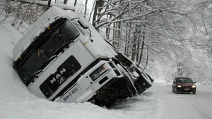 Pericol de explozie! Un TIR cu azotat de amoniu s-a rasturnat in judetul Alba!