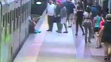 Momente şocante într-o staţie de metrou. O femeie a fost târâtă după ce a fost prinsă între uşile trenului