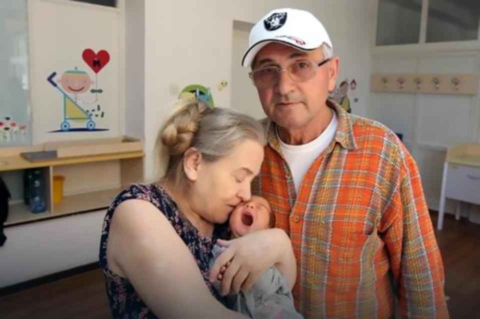 La 60 de ani şi-a văzut visul împlinit. A născut o fetiţă, dar soţul ei…