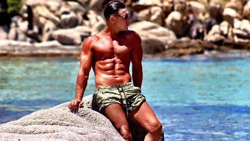 CORNEL PĂSAT şi-a înnebunit fanele! Fostul iubit al OANEI ROMAN s-a pozat în chiloţi în timp ce...