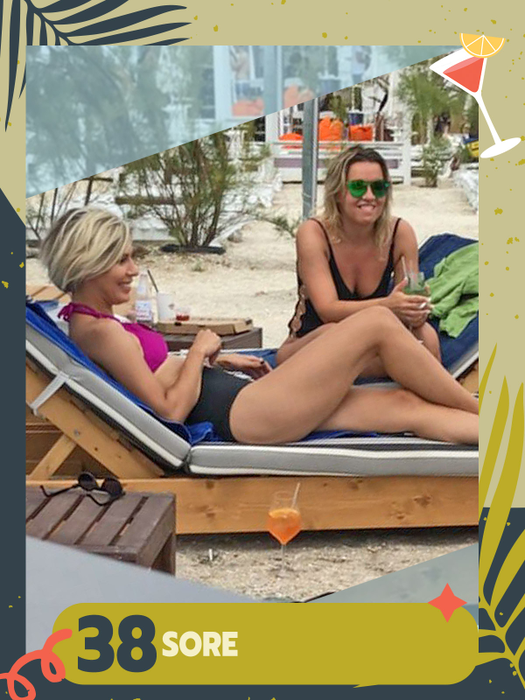 TOP 50 de vedete care ridică paharul în cinstea voastră, în costume de baie! Anna Lesko, Gina Pistol, Delia, Daniela Crudu… Cu cine ciocniți?