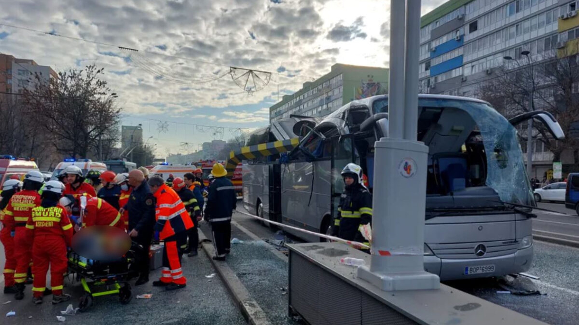Ultima oră! Accident grav în București, în pasajul Unirii. Un autocar cu 48 de turiști greci a intrat într-un limitator. O persoană a murit