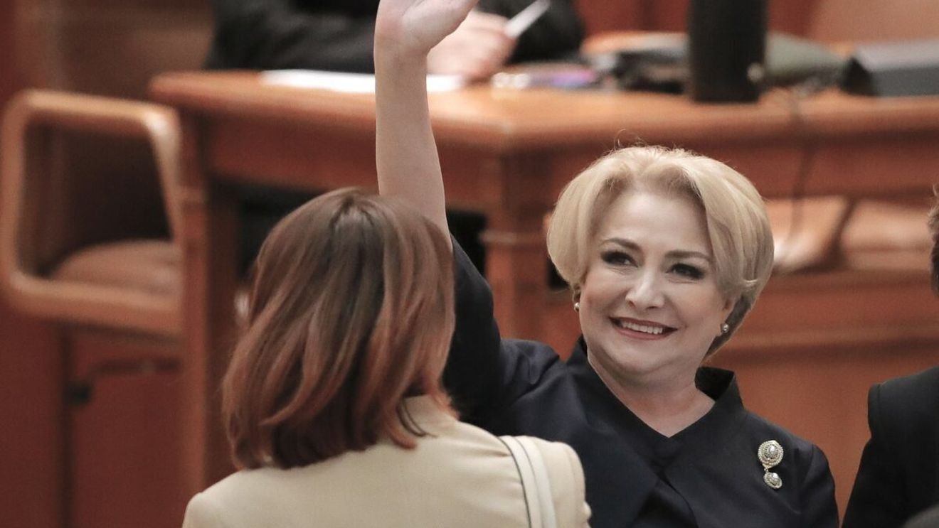 Imaginile uitate din tinerețea Vioricăi Dăncilă. Era brunetă și avea părul ondulat