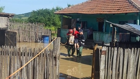 Zeci de oameni au fost evacuați din calea apelor, în Mehedinți