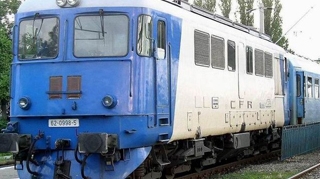 O femeie a fost lovita de tren! Mergea pe calea ferata incarcata cu alimente pentru masa de sarbatori!