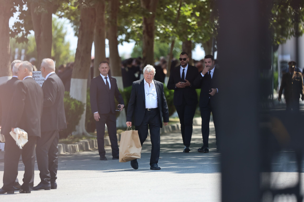 Cât a costat înmormântarea lui Ion Iliescu? 7.000 euro dintr-un foc doar pe sicriu și dric