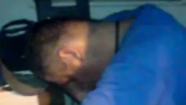 Video ametitor! Un agent de paza, prins mort de beat in post de seful lui: Ba, ce faci aici?! Iesi afara si stai intr-un picior - Replica alcoolistului e de geniu. N-ai cum sa nu-i dai mare Like