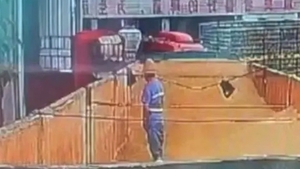 Un angajat al unei fabrici celebre, surprins în timp ce urinează în containerul unde se produce berea. Reacția companiei, marca se vinde și în România
