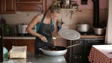 Ce a pățit o tânără de 35 de ani, după ce s-a angajat îngrijitoare/bucătăreasă în apartamentul unui pensionar de 30 de ani