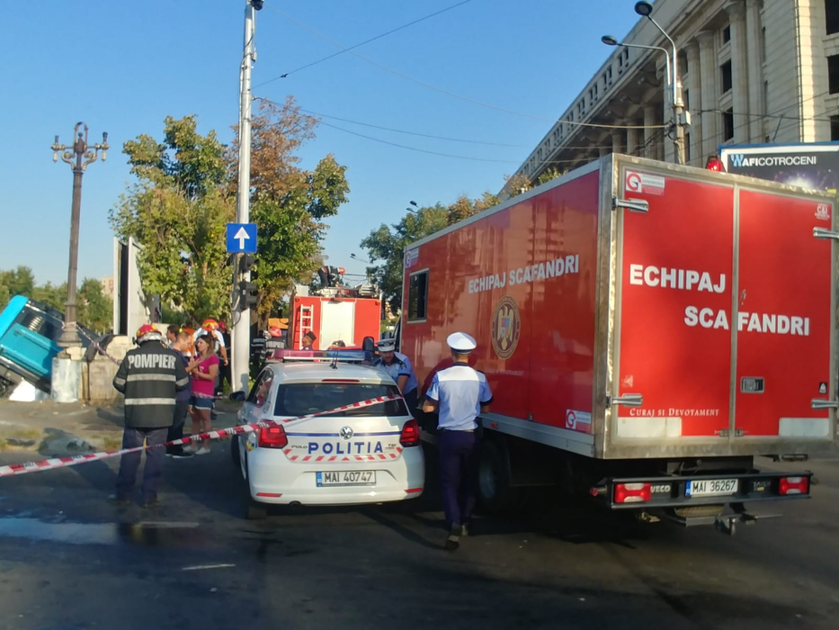 Scene șocante în București! Un autobuz STB a căzut în râul Dâmbovița