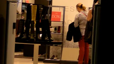 NU - Lupu isi schimba haina, dar pantofii ba! Celebrul cantaret de muzica populara nu are lipici la chilipiruri!