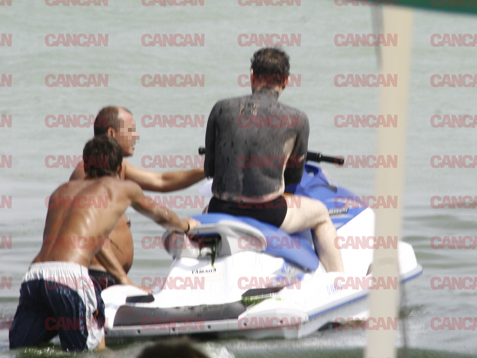 Gigi Becali, în slip și „împachetat” în nămol la piscină. CANCAN a deschis arhiva de aur! Imaginile care făceau senzație pe prima pagină în 2007
