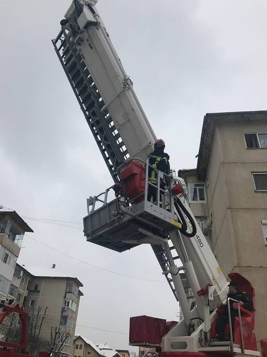 Pompierii au intrat pe fereastră în casă