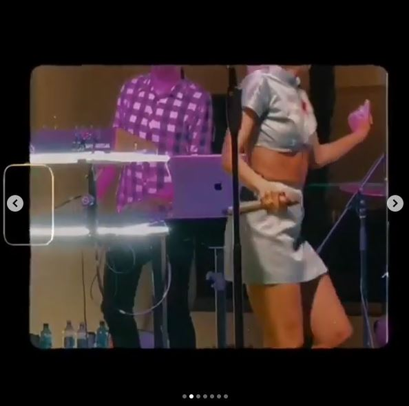 Lidia Buble a încins Instagram-ul după ce a ridicat picioarele în timp ce purta o fustă mini! Are sau nu lenjerie intimă?!