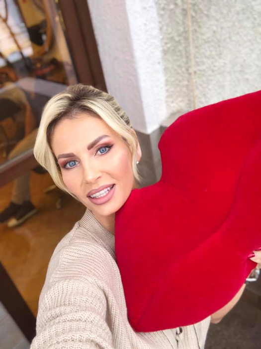 Nu are nicio rușine! Andreea Bănică, fotografiată dezbrăcată pe terasa hotelului