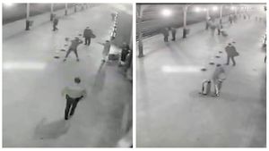 VIDEO | Un tânăr a fost luat la bătaie de iubit într-o gară din Suceava, după ce l-a părăsit pentru un travestit