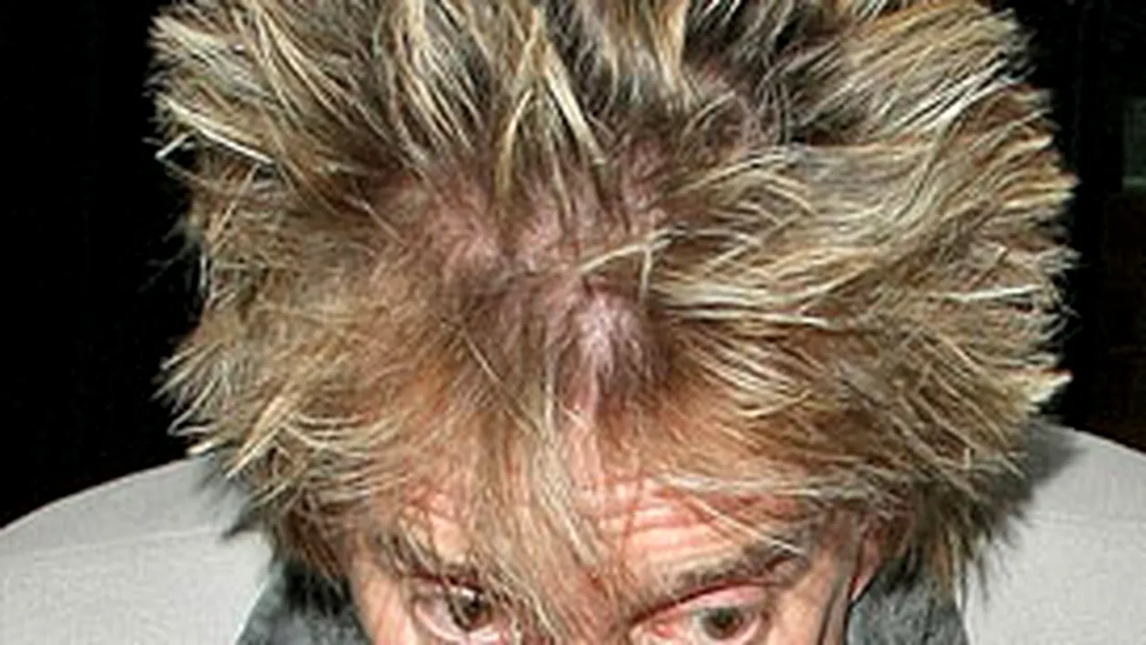 Rod Stewart se lauda cu parul