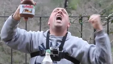 Iti mai amintesti de experimentul cu Coca Cola si Mentos? Un italian a reusit sa adauge doua ingrediente care duc totul la extrem!