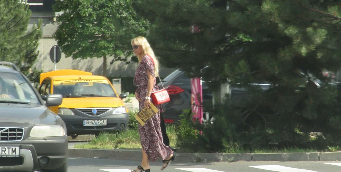 Sexy-patroneasa Maya face furori când iese în oraş