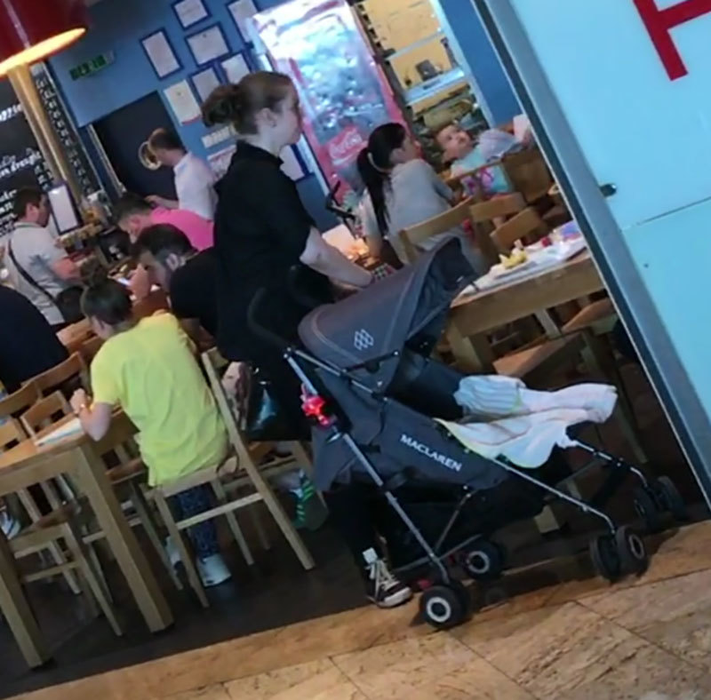 Ana Maria se ridica de la masă pentru a verifica dacă totul este în regulă cu micuţa Alexandra