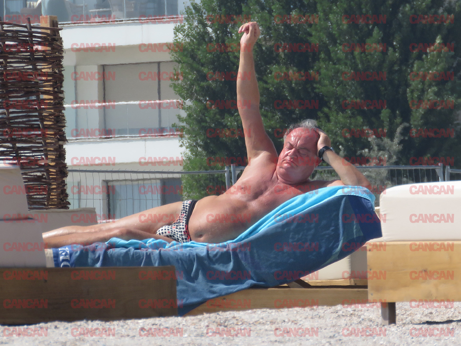 Vestitul politician a încercat să se bronzeze uniform (Sursă foto: CANCAN.RO)